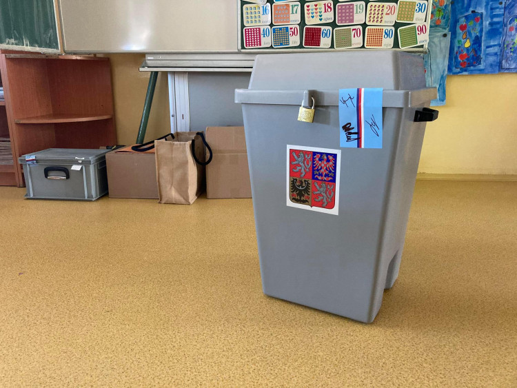 VOLBY 2021: Volební místnosti v ZŠ SNP v Hradci Králové