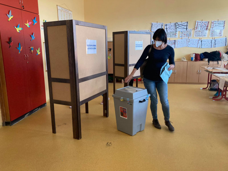VOLBY 2021: Volební místnosti v ZŠ SNP v Hradci Králové