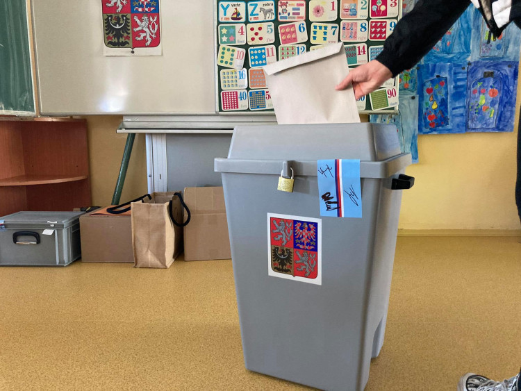 VOLBY 2021: Volební místnosti v ZŠ SNP v Hradci Králové