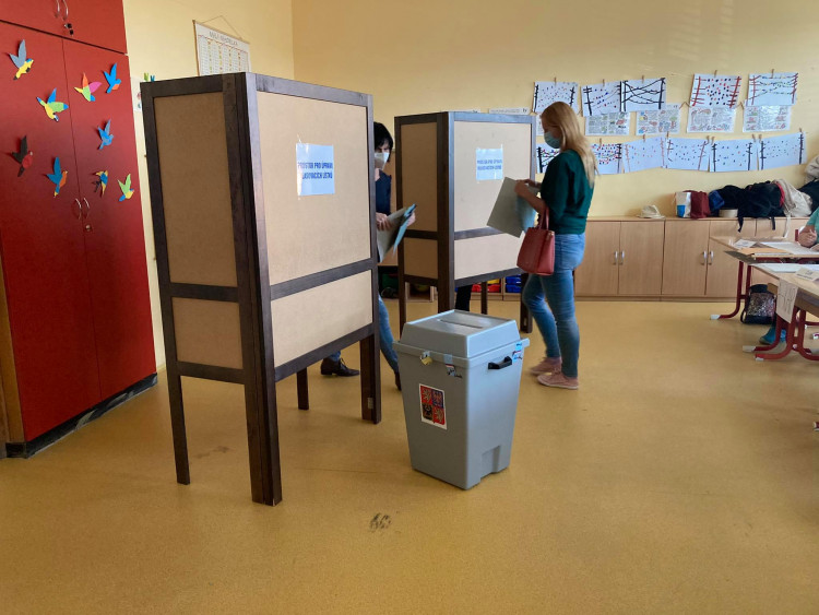 VOLBY 2021: Volební místnosti v ZŠ SNP v Hradci Králové