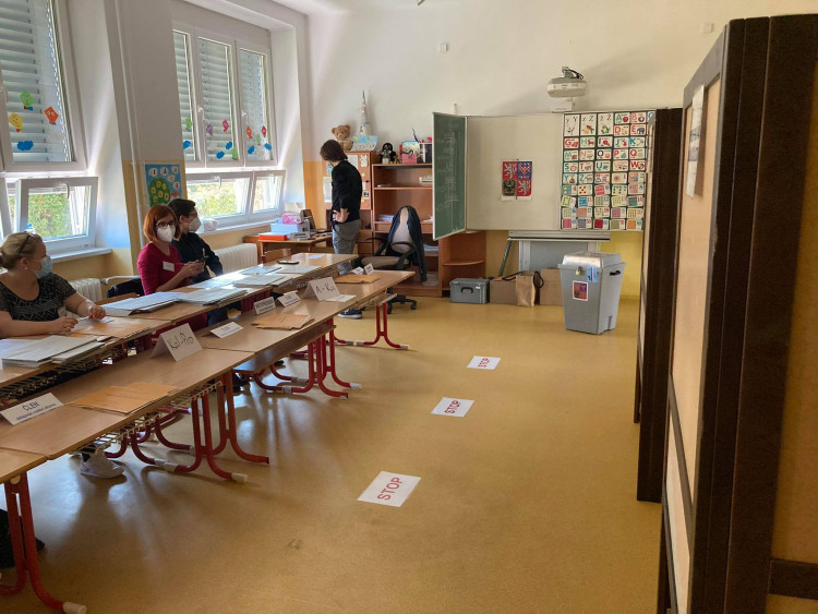 VOLBY 2021: Volební místnosti v ZŠ SNP v Hradci Králové