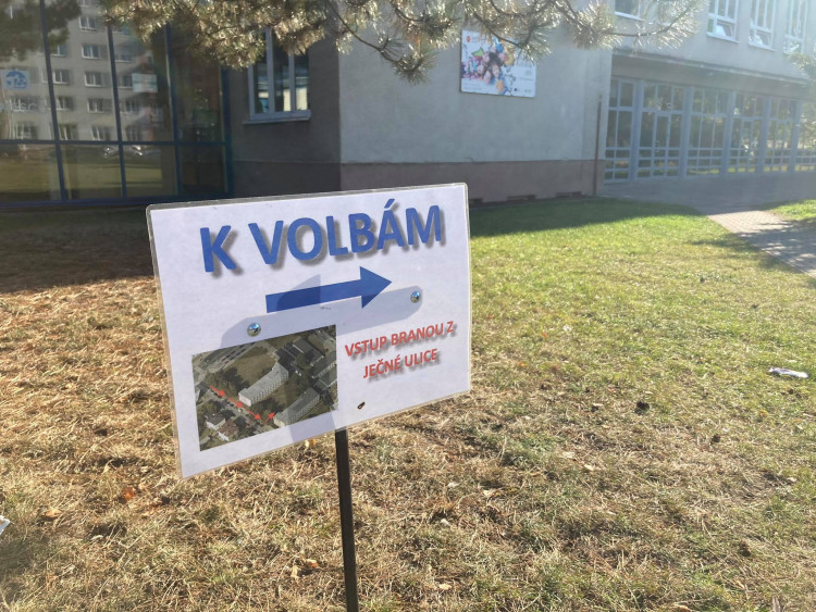 VOLBY 2021: Volební místnosti v ZŠ SNP v Hradci Králové