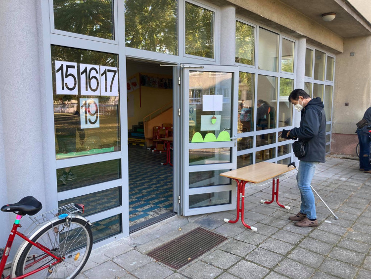 VOLBY 2021: Volební místnosti v ZŠ SNP v Hradci Králové