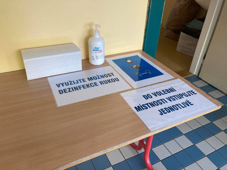 VOLBY 2021: Volební místnosti v ZŠ SNP v Hradci Králové