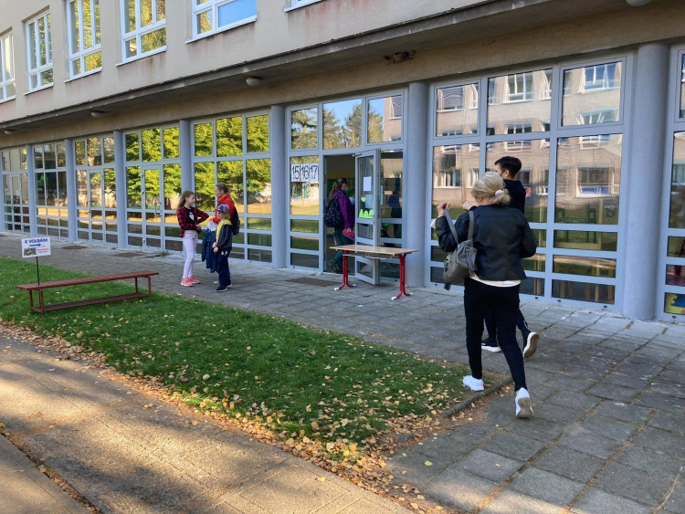 VOLBY 2021: Volební místnosti v ZŠ SNP v Hradci Králové