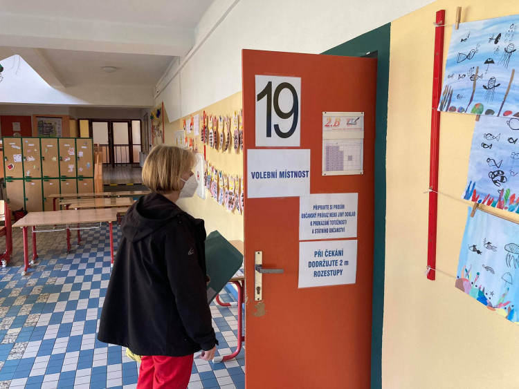 VOLBY 2021: Volební místnosti v ZŠ SNP v Hradci Králové