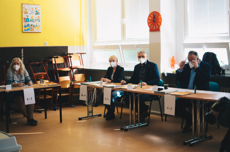 VOLBY 2021: Jak vypadal první volební den?