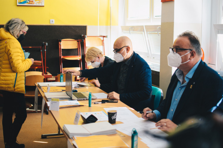 VOLBY 2021: Jak vypadal první volební den?