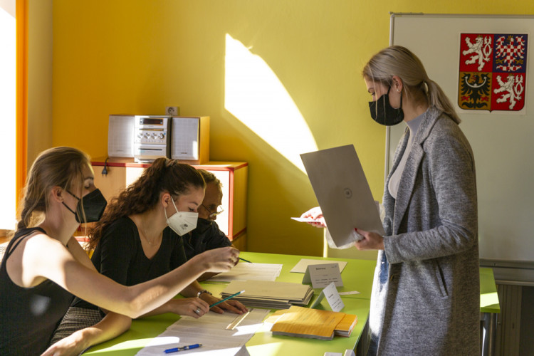 VOLBY 2021: Jak vypadal první volební den?