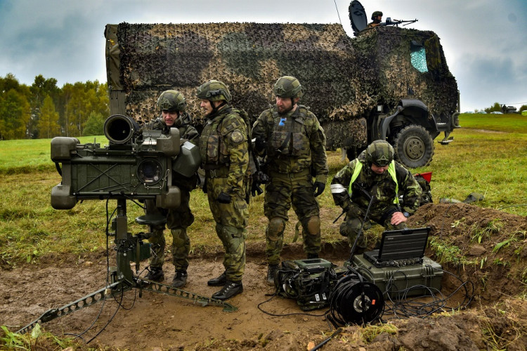 Příprava protiletadlového kompletu RBS-70 před střelbami.