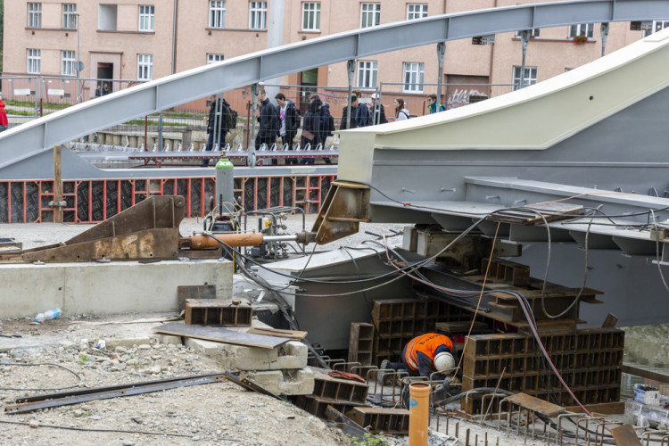 Druhá část mostu na Masarykově třídě je nad řekou. Rejnok dostává jasné obrysy