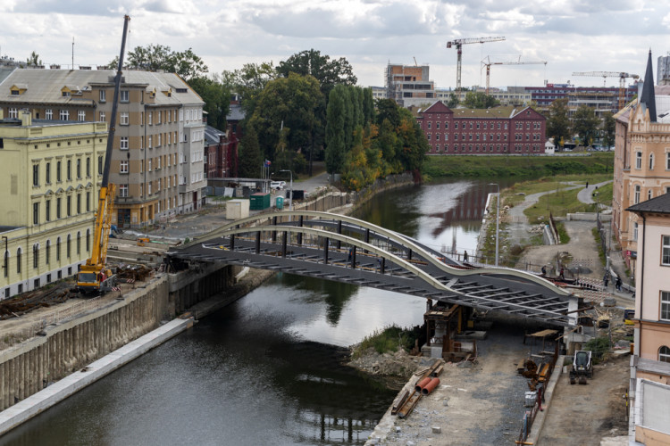 Druhá část mostu na Masarykově třídě je nad řekou. Rejnok dostává jasné obrysy