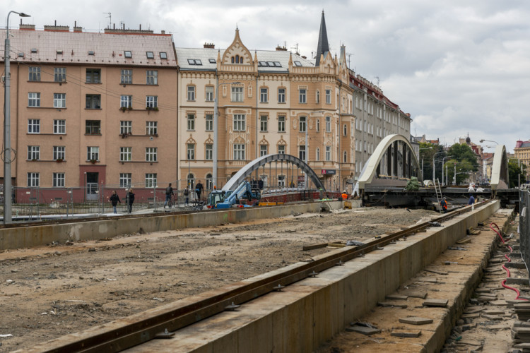 Druhá část mostu na Masarykově třídě je nad řekou. Rejnok dostává jasné obrysy