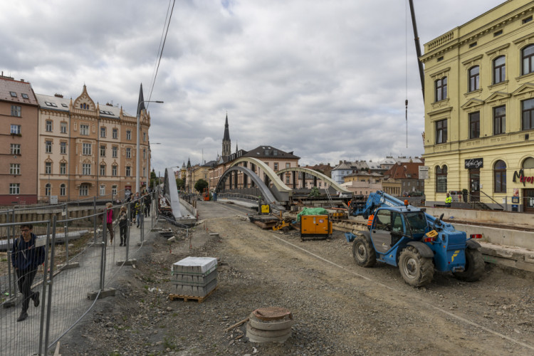 Druhá část mostu na Masarykově třídě je nad řekou. Rejnok dostává jasné obrysy