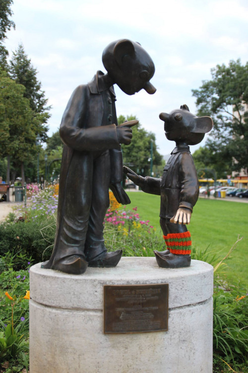 Slušivé fusekle oblékl v roce 2016 také Hurvínek, foto: Měsíční záře: Oblékání soch je v Plzni populární