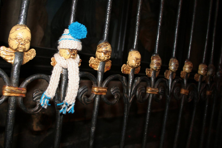 Takhle to začalo 19. 12. 2015, první oblečený andělíček, foto: Měsíční záře: Oblékání soch je v Plzni populární