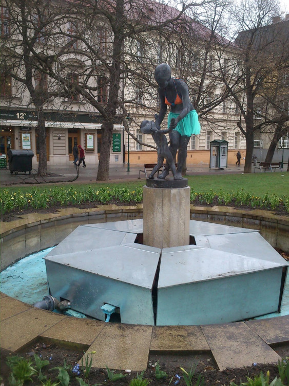 Sousoší Matka a dítě ve středu fontány v Kopeckého sadech se v roce 2015 převleklo naopak do letního, foto: Měsíční záře