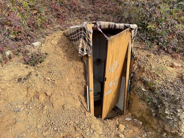 FOTOGALERIE: Squat ve Vejprnické