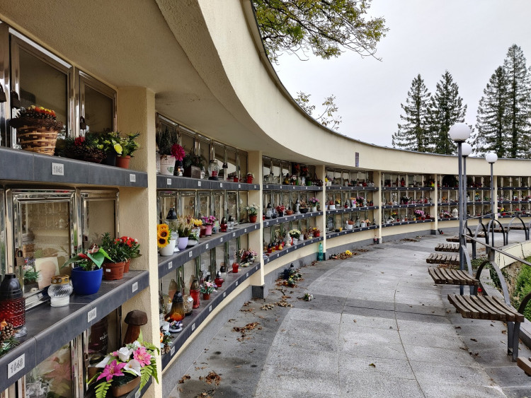 V roce 2008 bylo dokončeno nové kolumbárium, které je díky své délce nejdelším kolumbáriem v České republice. Do jednoho tisíce výklenků je zde možné uložit až čtyři tisíce uren.