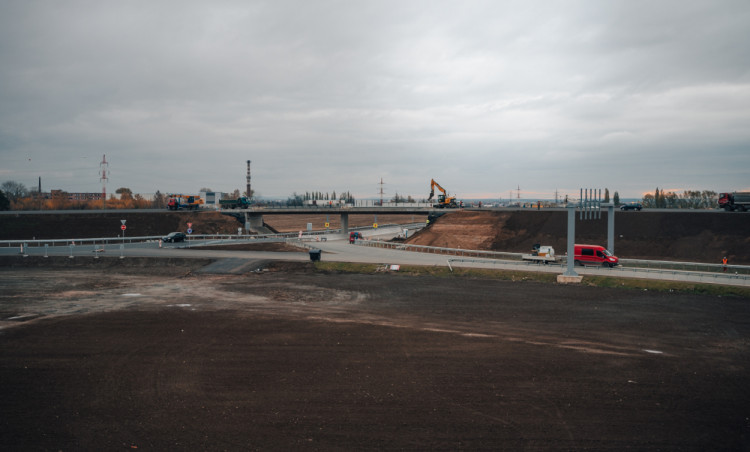 Rozestavěná mimoúrovňová křižovatka dálnice D11 u Hradce Králové | foto: Milan Mařas 