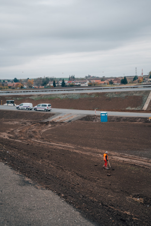 Rozestavěná mimoúrovňová křižovatka dálnice D11 u Hradce Králové | foto: Milan Mařas 