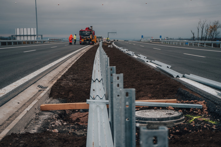 Rozestavěná mimoúrovňová křižovatka dálnice D11 u Hradce Králové | foto: Milan Mařas 