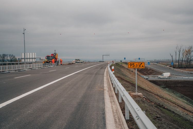 Rozestavěná mimoúrovňová křižovatka dálnice D11 u Hradce Králové | foto: Milan Mařas 