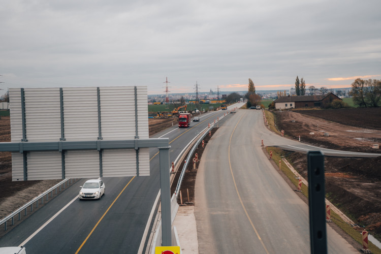 Rozestavěná mimoúrovňová křižovatka dálnice D11 u Hradce Králové | foto: Milan Mařas 