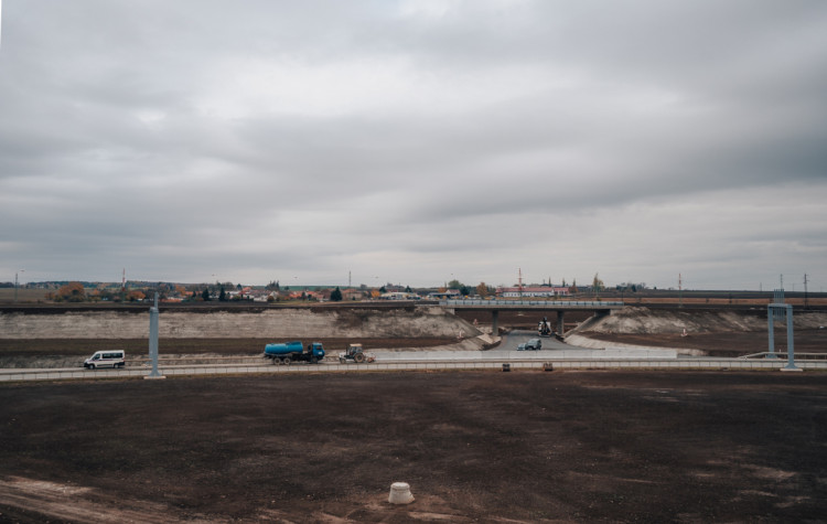 Rozestavěná mimoúrovňová křižovatka dálnice D11 u Hradce Králové | foto: Milan Mařas 