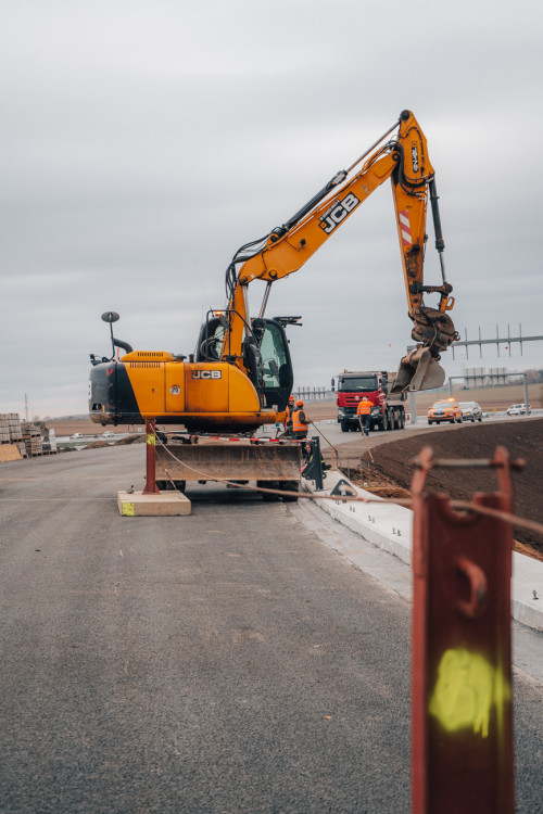 Rozestavěná mimoúrovňová křižovatka dálnice D11 u Hradce Králové | foto: Milan Mařas 
