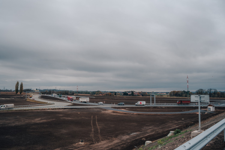 Rozestavěná mimoúrovňová křižovatka dálnice D11 u Hradce Králové | foto: Milan Mařas 