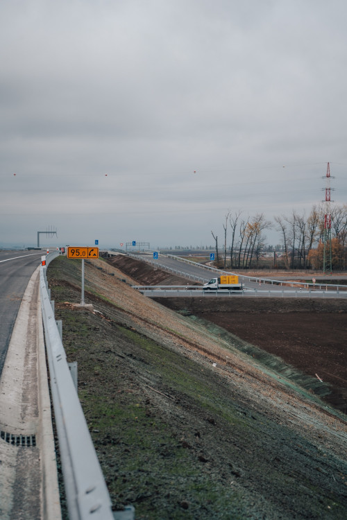 Rozestavěná mimoúrovňová křižovatka dálnice D11 u Hradce Králové | foto: Milan Mařas 