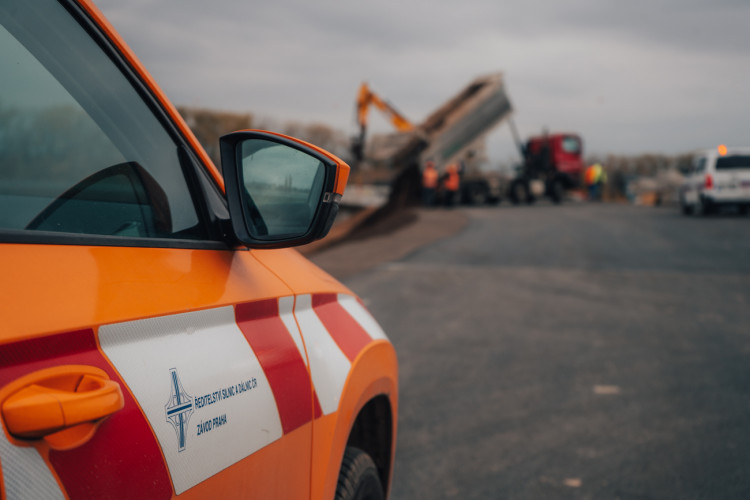 Rozestavěná mimoúrovňová křižovatka dálnice D11 u Hradce Králové | foto: Milan Mařas 