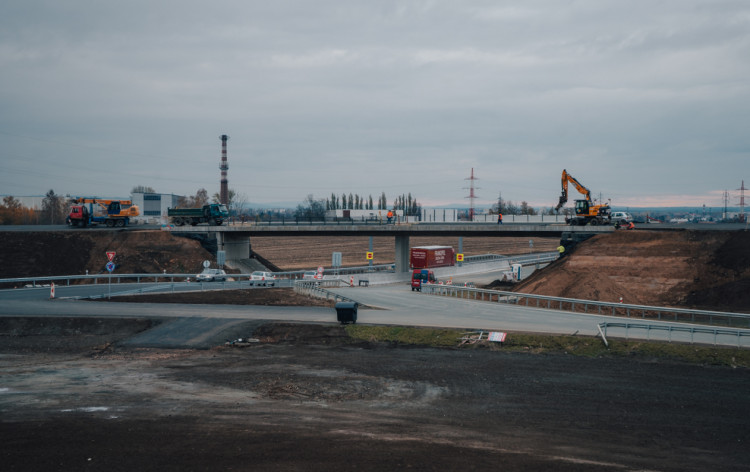 Rozestavěná mimoúrovňová křižovatka dálnice D11 u Hradce Králové | foto: Milan Mařas 