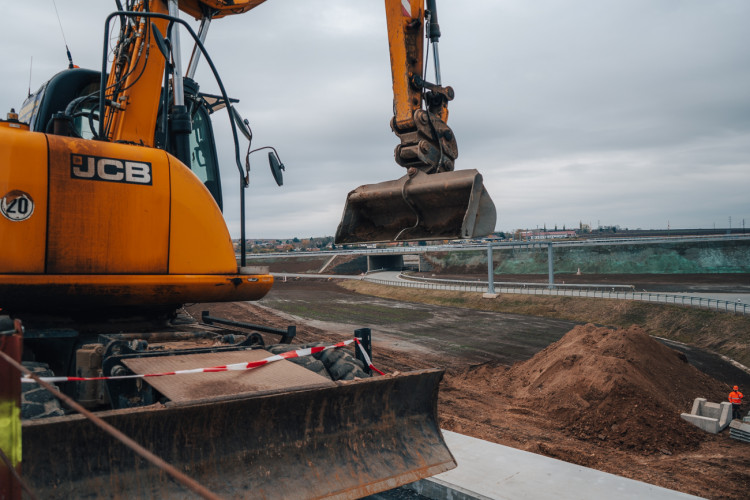 Rozestavěná mimoúrovňová křižovatka dálnice D11 u Hradce Králové | foto: Milan Mařas 