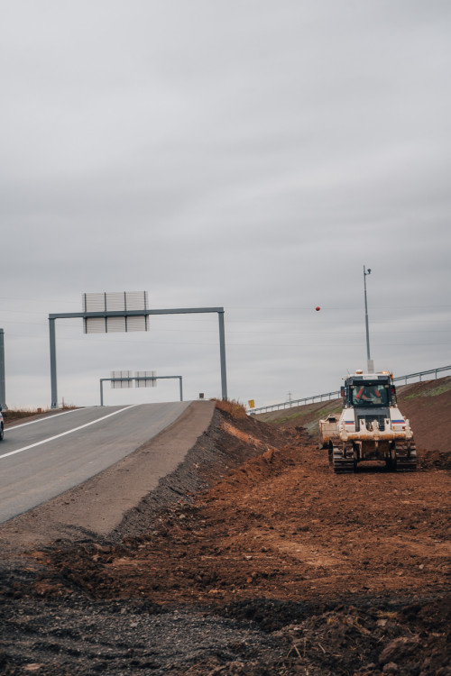 Rozestavěná mimoúrovňová křižovatka dálnice D11 u Hradce Králové | foto: Milan Mařas 