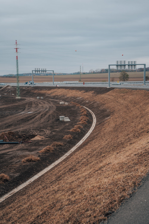 Rozestavěná mimoúrovňová křižovatka dálnice D11 u Hradce Králové | foto: Milan Mařas 