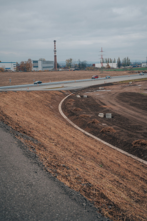 Rozestavěná mimoúrovňová křižovatka dálnice D11 u Hradce Králové | foto: Milan Mařas 