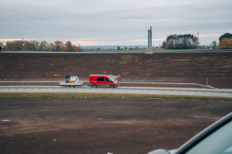 Rozestavěná mimoúrovňová křižovatka dálnice D11 u Hradce Králové | foto: Milan Mařas 