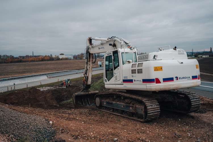 Rozestavěná mimoúrovňová křižovatka dálnice D11 u Hradce Králové | foto: Milan Mařas 