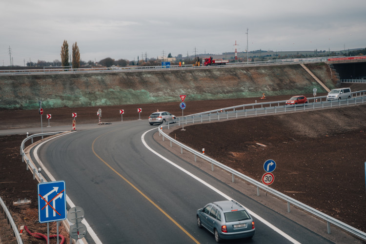 Rozestavěná mimoúrovňová křižovatka dálnice D11 u Hradce Králové | foto: Milan Mařas 