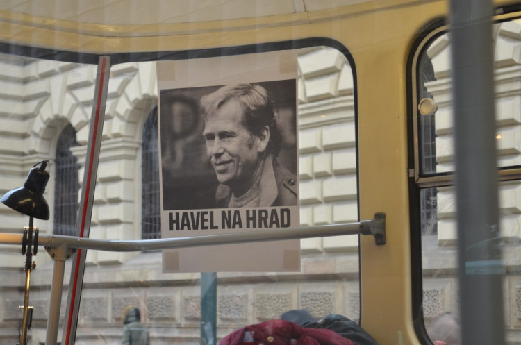 Na Staroměstském náměstí se sešly tisíce lidí. Milion chvilek chce společného demokratického kandidáta na prezidenta