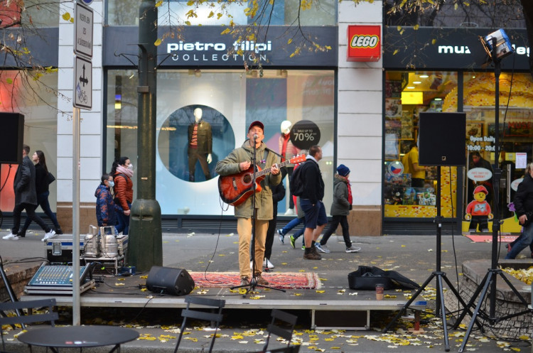 Na Staroměstském náměstí se sešly tisíce lidí. Milion chvilek chce společného demokratického kandidáta na prezidenta