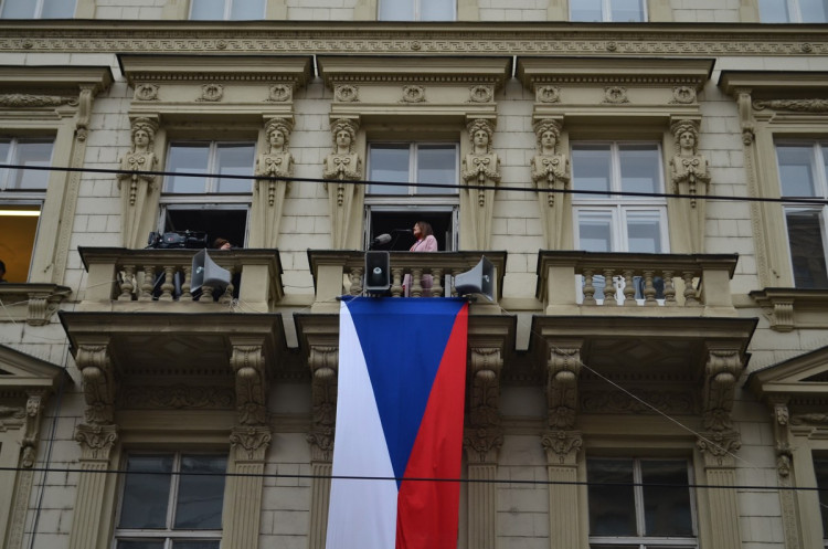 Na Staroměstském náměstí se sešly tisíce lidí. Milion chvilek chce společného demokratického kandidáta na prezidenta