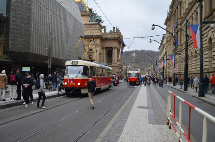 Na Staroměstském náměstí se sešly tisíce lidí. Milion chvilek chce společného demokratického kandidáta na prezidenta