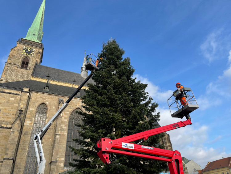 FOTOGALERIE: Zdobení vánočního stromu 2021