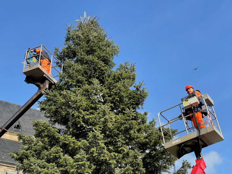 FOTOGALERIE: Zdobení vánočního stromu 2021