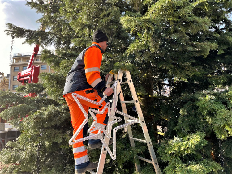 FOTOGALERIE: Zdobení vánočního stromu 2021