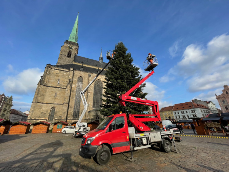 FOTOGALERIE: Zdobení vánočního stromu 2021