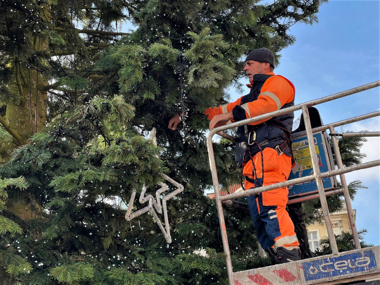 FOTOGALERIE: Zdobení vánočního stromu 2021